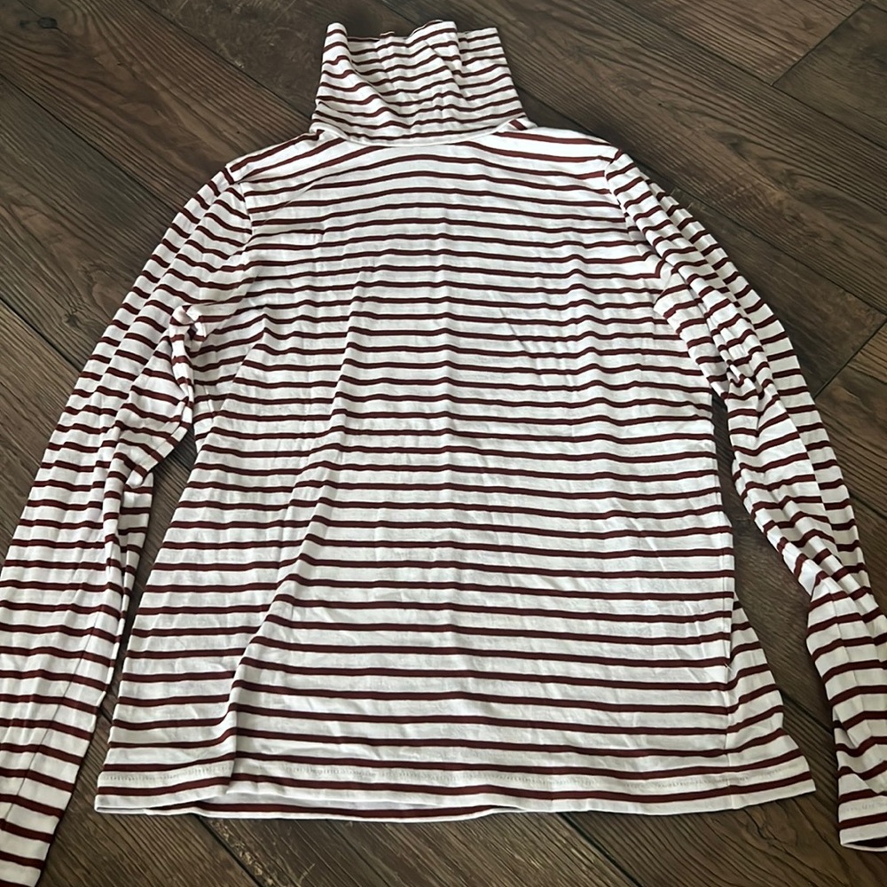 J.CREW brown and white stripped turtleneck. Size M.